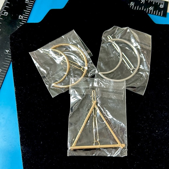 🖤NEW💕 2 of Crescent 🌙 and 1 of Triangle designed hair pin lot - Picture 1 of 9